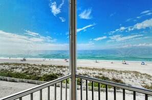On the beach - Direct beach access and stunning sunsets! (Bradenton Beach)