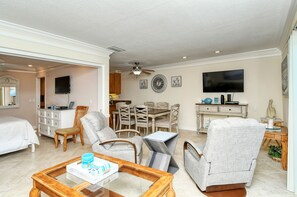 TV - Direct beach access and stunning sunsets! (Bradenton Beach)