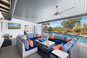 TV connectée, cheminée, livres, chaßne hi-fi