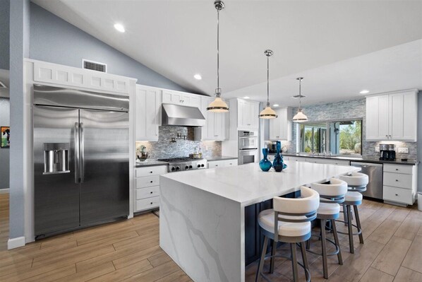 Réfrigérateur, micro-ondes, four, plaque de cuisson