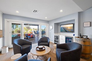 TV connectée, cheminée, livres, chaßne hi-fi