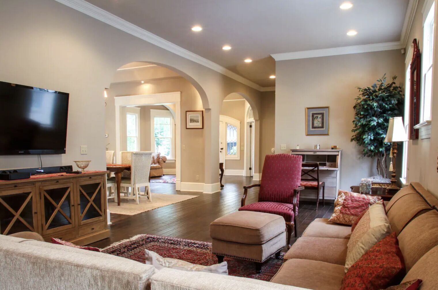 Smart-tv, een open haard, een dvd-speler en boeken