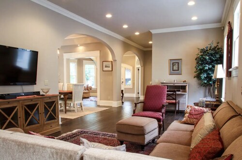  Charming Riverside/Avondale Award Winning Historical Home! Family/pet friendly!