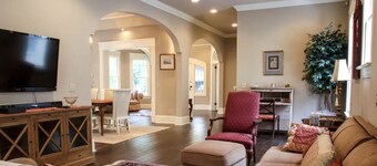  Charming Riverside/Avondale Award Winning Historical Home! Family/pet friendly!