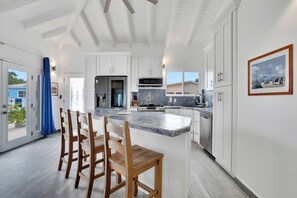 Fridge, microwave, oven, stovetop - New Pool View Home, BachelorsBeach is a 2 min walk.  Kayaks & Bikes 4U-2 play (Belnem, Kralendijk)