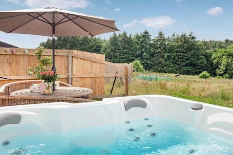 Outdoor spa tub. 2-Bed Cottage Sleeps 4 with Hot Tub