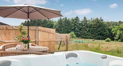 2-Bed Cottage Sleeps 4 with Hot Tub