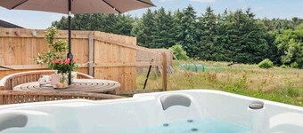 2-Bed Cottage Sleeps 4 with Hot Tub
