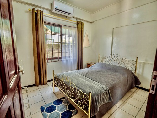 1 Bed Flat - Sleeps 2 - Parking - Wifi