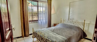 1 Bed Flat - Sleeps 2 - Parking - Wifi