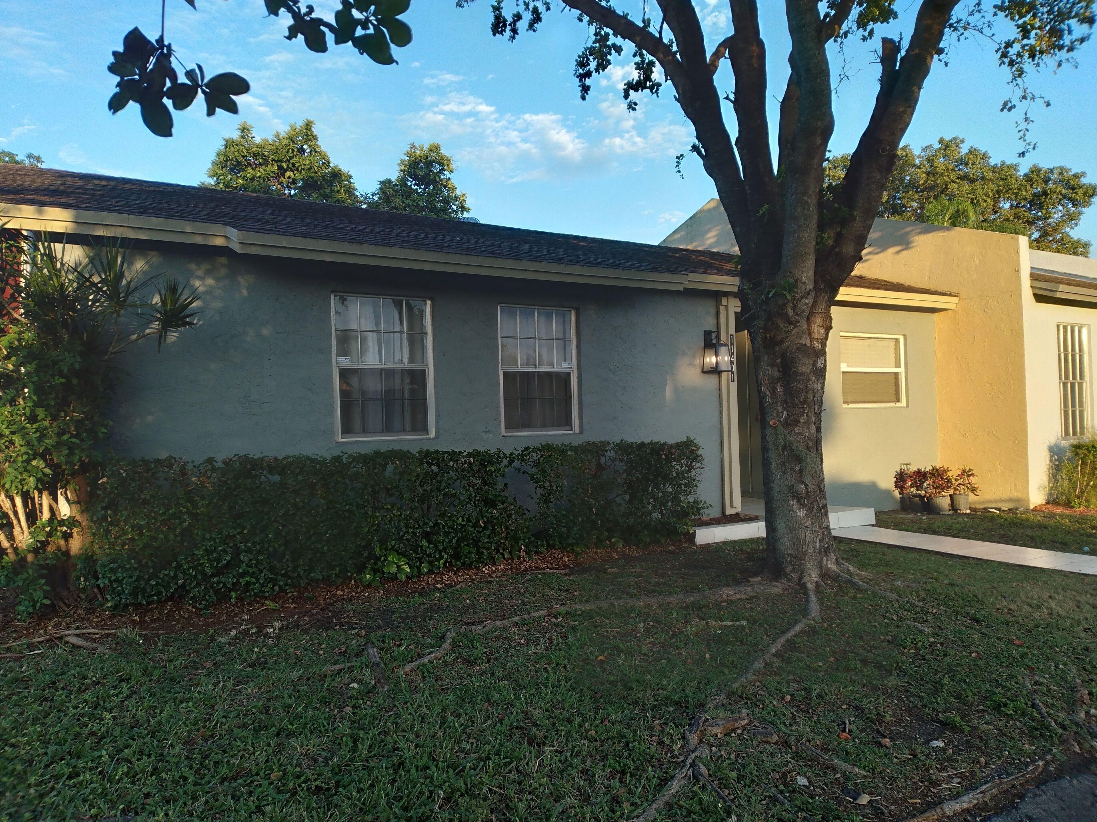 Miami Charm with access to fun. Open modern space 5 mins to Zoo park.