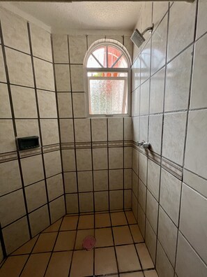 Shower, towels, soap, shampoo - 1 block from Colosio Av The best zone in Aguascalientes (Aguascalientes)