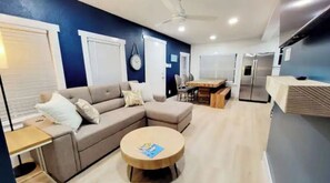 Smart TV - Bluecockatoo - Beachside, King Bed, EV Charging! (Galveston)