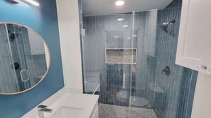 Regadera, secadora de cabello, toallas, jabón 