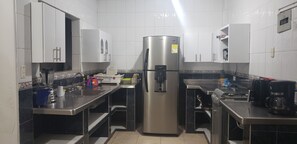 Full-sized fridge, oven, stovetop, espresso maker - Mom's house colombia (Cali)