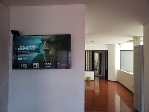 Superior Double Room, 1 Double Bed, Non Smoking, Private Bathroom | Living area | 32-inch Smart TV with digital channels, Netflix, streaming services - Mom's house colombia (Cali)
