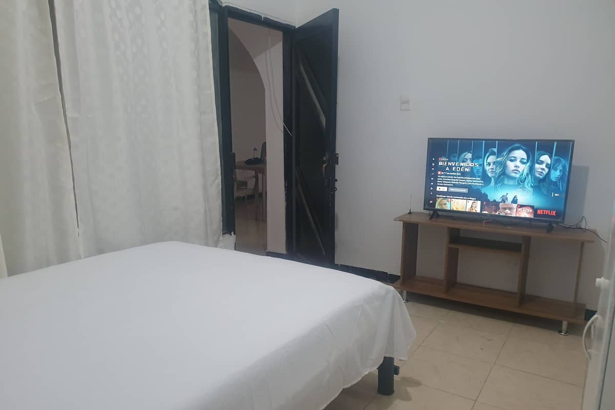 Doppia Standard, 1 letto matrimoniale, non fumatori, bagno condiviso | Biancheria da letto di alta qualità, materassi Tempur-Pedic