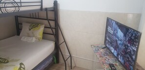 패밀리 쿼드룸, 침대(여러 개), 금연, 전용 욕실 | 고급 침구, 템퍼페딕 침대, 다리미/다리미판, 무료 WiFi