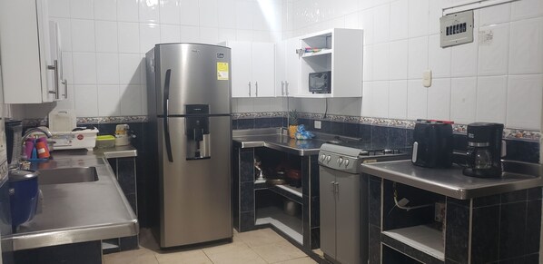 Full-sized fridge, oven, stovetop, espresso maker - Mom's house colombia (Cali)