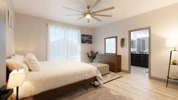 5 Schlafzimmer, Schreibtisch, Bügeleisen/Bügelbrett, Reisekinderbett