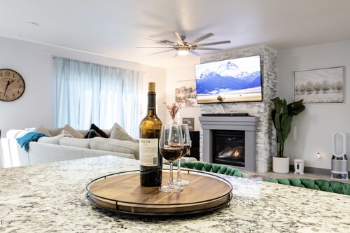 Nirvana Homes: Spacious Getaway w/Sparkling Pool & 2 King Suites