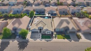 Exterior - Nirvana Homes: Spacious Getaway w/Sparkling Pool & 2 King Suites (Elk Grove)