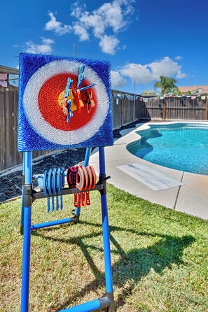 Outdoor pool - Nirvana Homes: Spacious Getaway w/Sparkling Pool & 2 King Suites (Elk Grove)