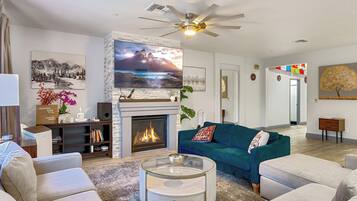 Smart-TV, Kamin, Bücher, Computerbildschirme