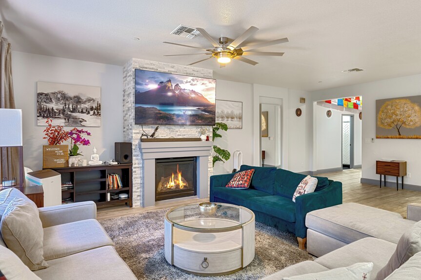 Family Pool Home Saltwater Pool & Fire Pit 2 King Suites Sleeps 12 - エルクグローブ, CA