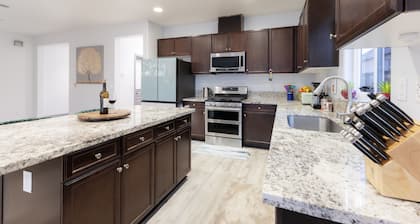 Nirvana Homes: Spacious Getaway w/Sparkling Pool & 2 King Suites