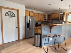 Een koelkast, een magnetron, een oven, een kookplaat