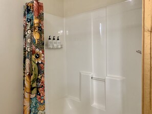 Haartrockner, Handtücher, Seife, Shampoo