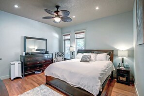 4 bedrooms, iron/ironing board, WiFi, bed sheets - Coulee Estate | Hot Tub • Pool Table • Sleeps 10 (Drumheller)