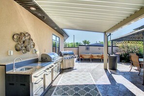 Outdoor dining - Coulee Estate | Hot Tub • Pool Table • Sleeps 10 (Drumheller)