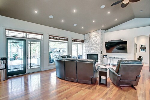 Coulee Estate | Hot Tub • Pool Table • Sleeps 10