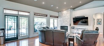 Coulee Estate | Hot Tub • Pool Table • Sleeps 10