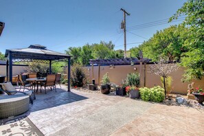 Outdoor dining - Coulee Estate | Hot Tub • Pool Table • Sleeps 10 (Drumheller)