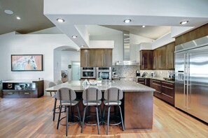 Private kitchen - Coulee Estate | Hot Tub • Pool Table • Sleeps 10 (Drumheller)