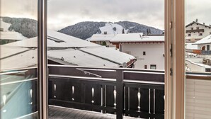 A balcony with a view of snow-covered buildings and a mountain. - Apartment "Haus Excelsior Top 30" with Mountain View, Balcony & Wi-Fi (Seefeld in Tirol)
