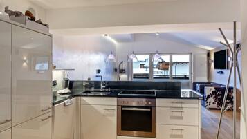 Jääkaappi, mikroaaltouuni, uuni, liesi