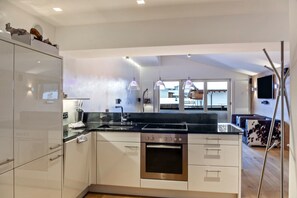 Frigorífic, microones, forn i placa de cuina