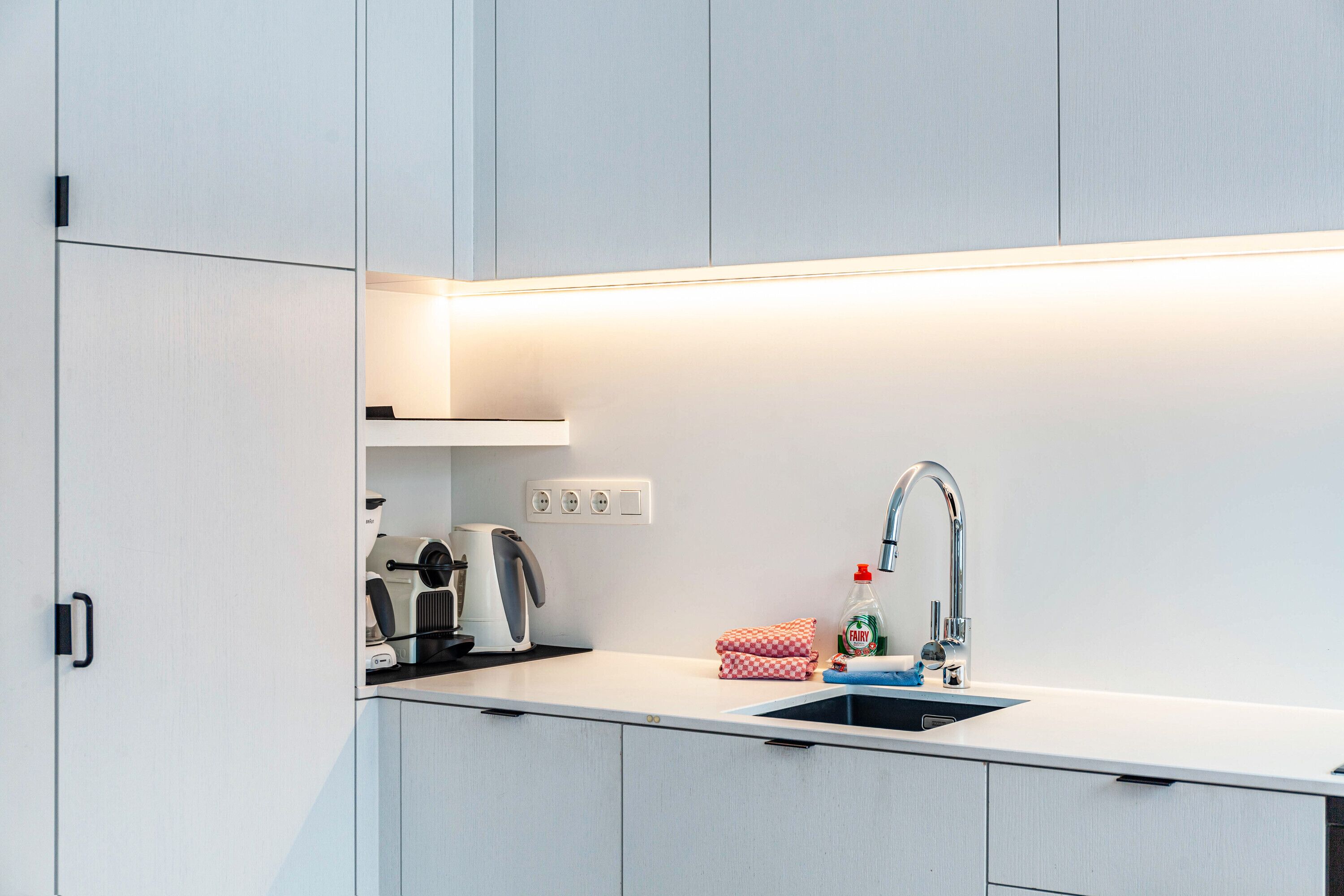 Kjøleskap, mikrobølgeovn, ovn og kokeplater