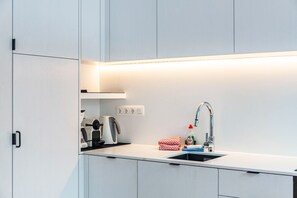 Geladeira, micro-ondas, fogão, cooktop