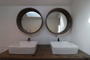 Doccia, asciugacapelli, asciugamani, sapone