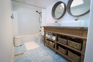 Douche, sèche-cheveux, serviettes fournies, savon