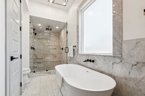 Douche, sèche-cheveux, serviettes fournies, savon