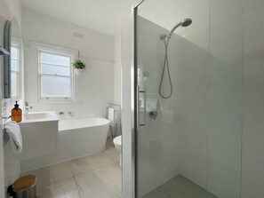 Bañera, secador de pelo, toallas