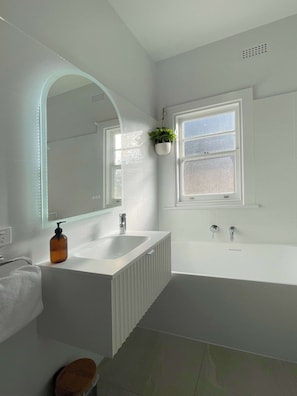 Bathtub, hair dryer, towels, shampoo - Bella Vista on Beach (Bellerive)