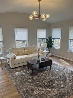 Een smart-tv en een open haard