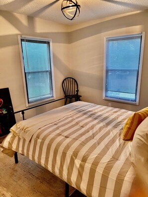 3 habitaciones, escritorio, tabla de planchar con plancha y wifi gratis 